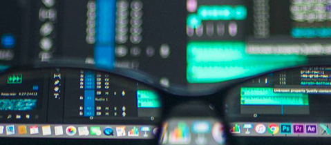 Moderne IT-Infrastruktur mit Monitoren und Datenvisualisierung für Cybersicherheit