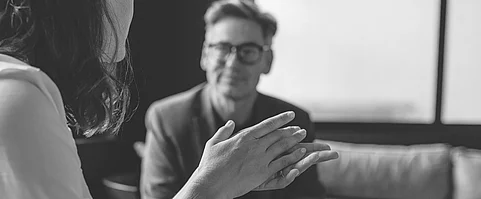 Geschäftsgespräch zwischen zwei Personen in Lobby