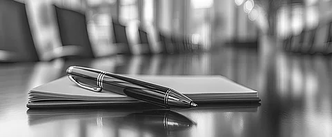 Kugelschreiber auf Papieren im Büro