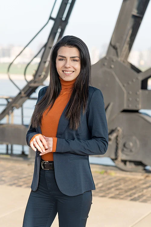 Vollbild-Portrait: Lora Timircan - lta.