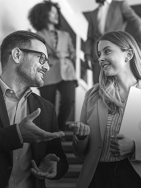 Mitarbeiter bei Unterhaltung im Treppenhaus