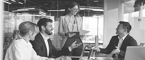 Geschäftsteam während Teambesprechung im Büro
