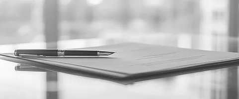 Nahaufnahme eines Stiftes, der auf einem Dokument liegt