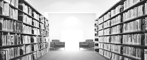 Leseecke in Bibliothek mit zwei Sitzplätzen