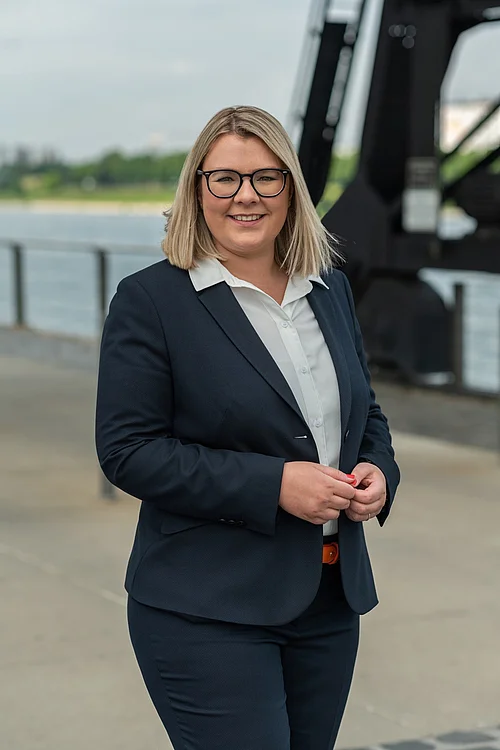 Vollbild-Portrait: Julia Schmelzer - lta.