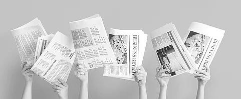 Hände mit Zeitungen 
