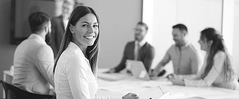 Gruppe von Geschäftsleuten arbeitet zusammen im Bür