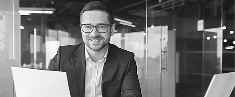 Businessman mit Dokumenten im Büro