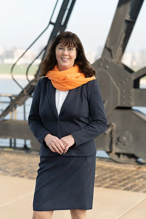 Vollbild-Portrait: Andrea Schiffer - lta.