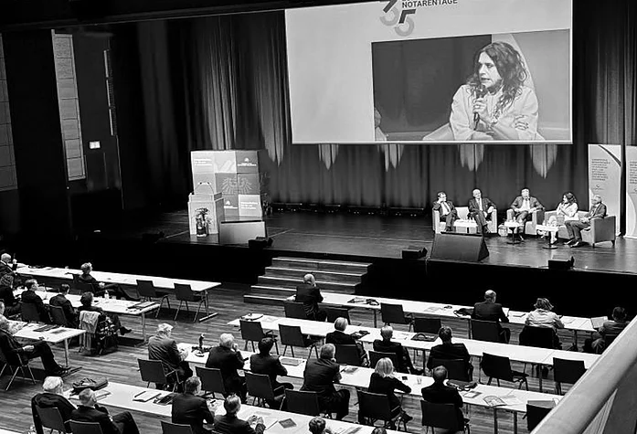 Präsentation vor großem Auditorium