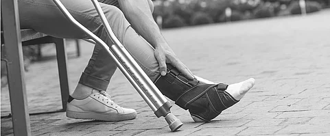 Nahaufnahme. Mann mit Krücken ist im Park im Freien