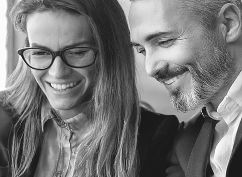 Zwei Kollegen bei der Arbeit beim Überprüfen eines Dokuments