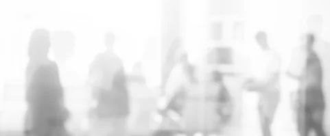 Blur-Effekt: Geschäftsteam bei Meeting im Büro