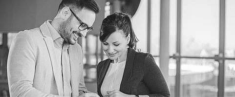 Geschäftsgespräch zwischen Partnern im Bürogebäude