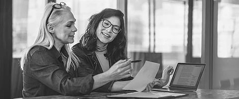 Kolleginnen beim fachlichen Austausch im Büro