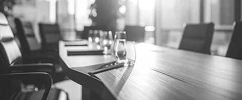 Konferenztisch im Besprechungsraum