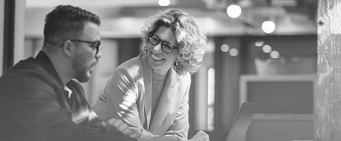 Zusammenarbeit im modernen Coworking-Office