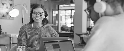 Junge Mitarbeiter arbeiten gemeinsam im Büro