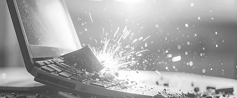 Defektes Laptop mit zerbrochenem Bildschirm