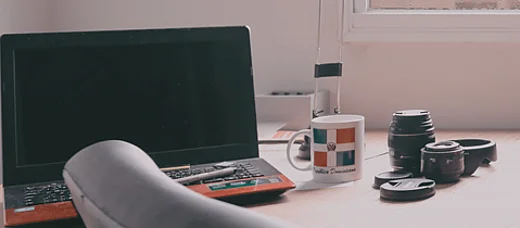 Laptop auf einem Schreibtisch im Homeoffice